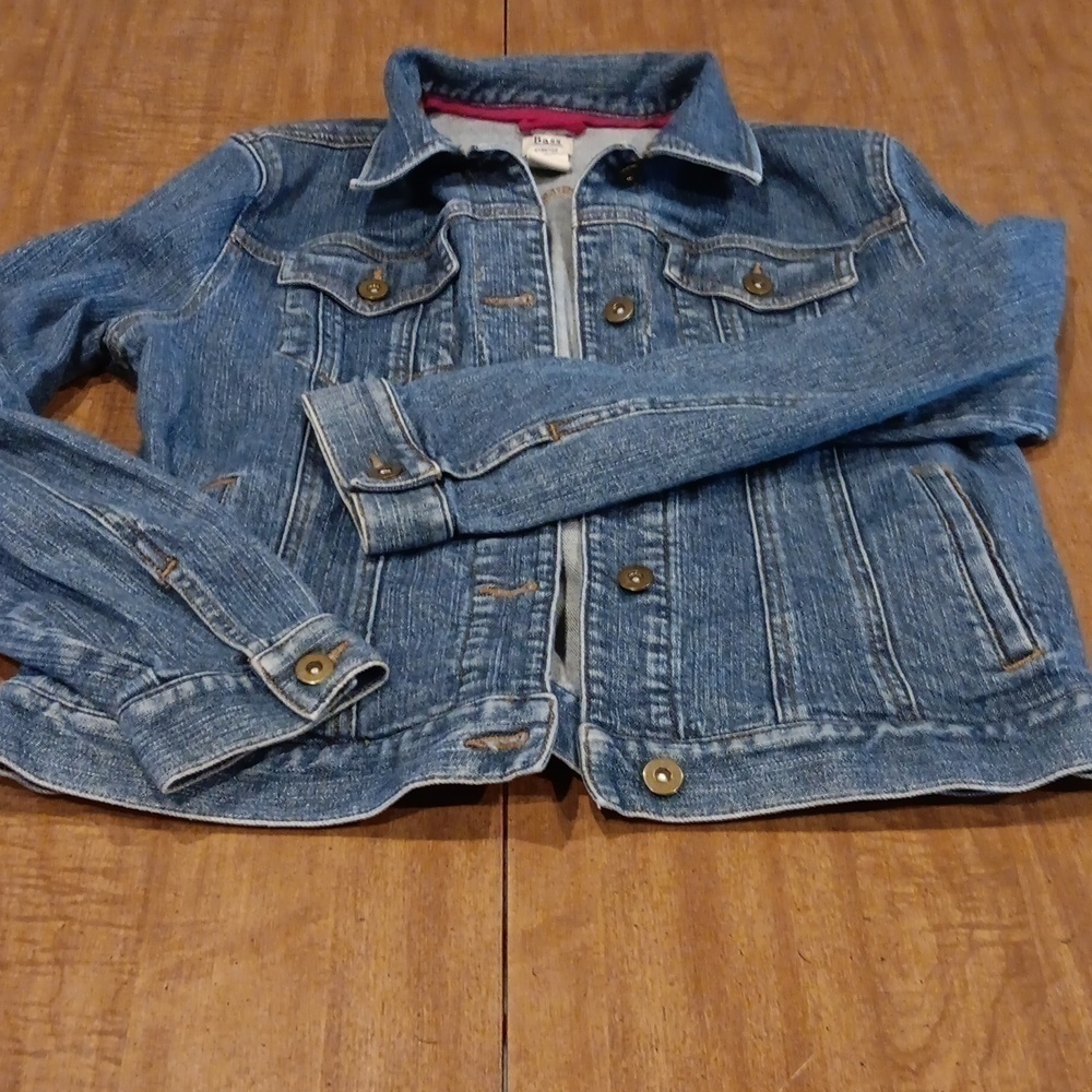 Jean jacket by bass. Size junior M